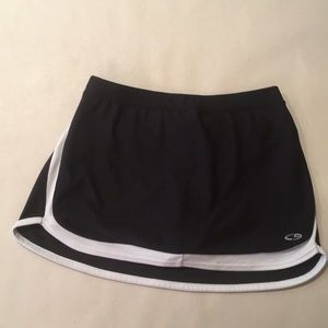Champion skort, black and white Size 7-8